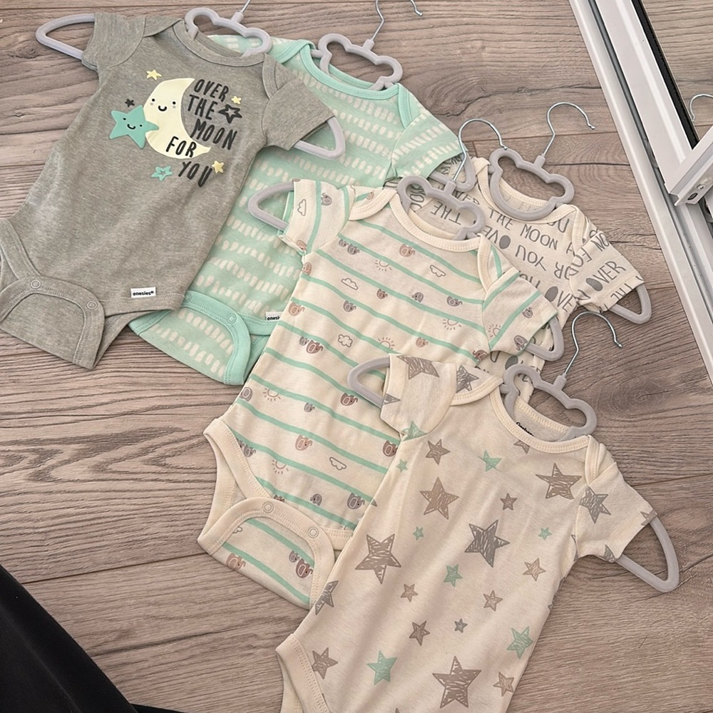 5 Gerber baby onesies short sleeve new never worn 
0-3 months baby